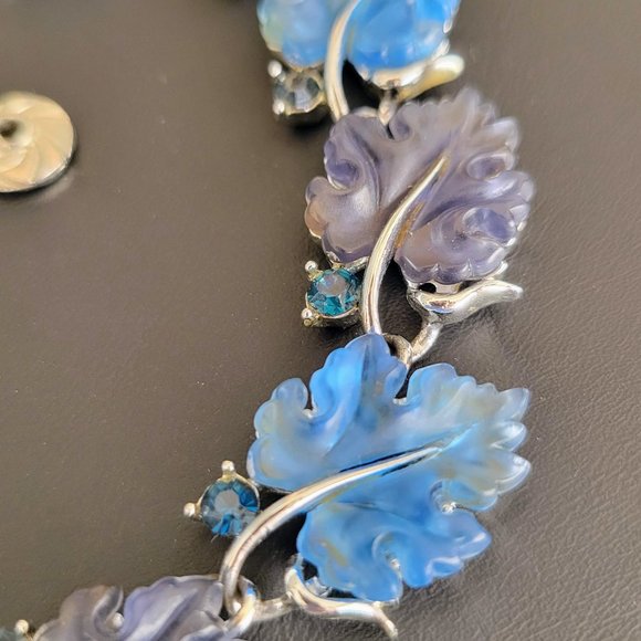 Vintage Lisner Shades of Blue Molded Glass Oak Leaves and Rhinestone Necklace - Picture 8 of 10